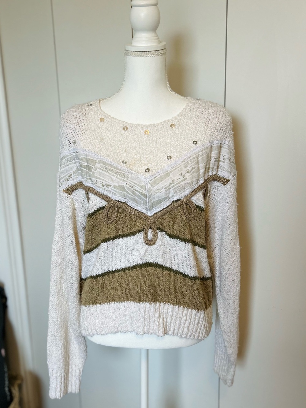 Neutral Chevron Accent Scoopneck Sweater in Cream and Brown